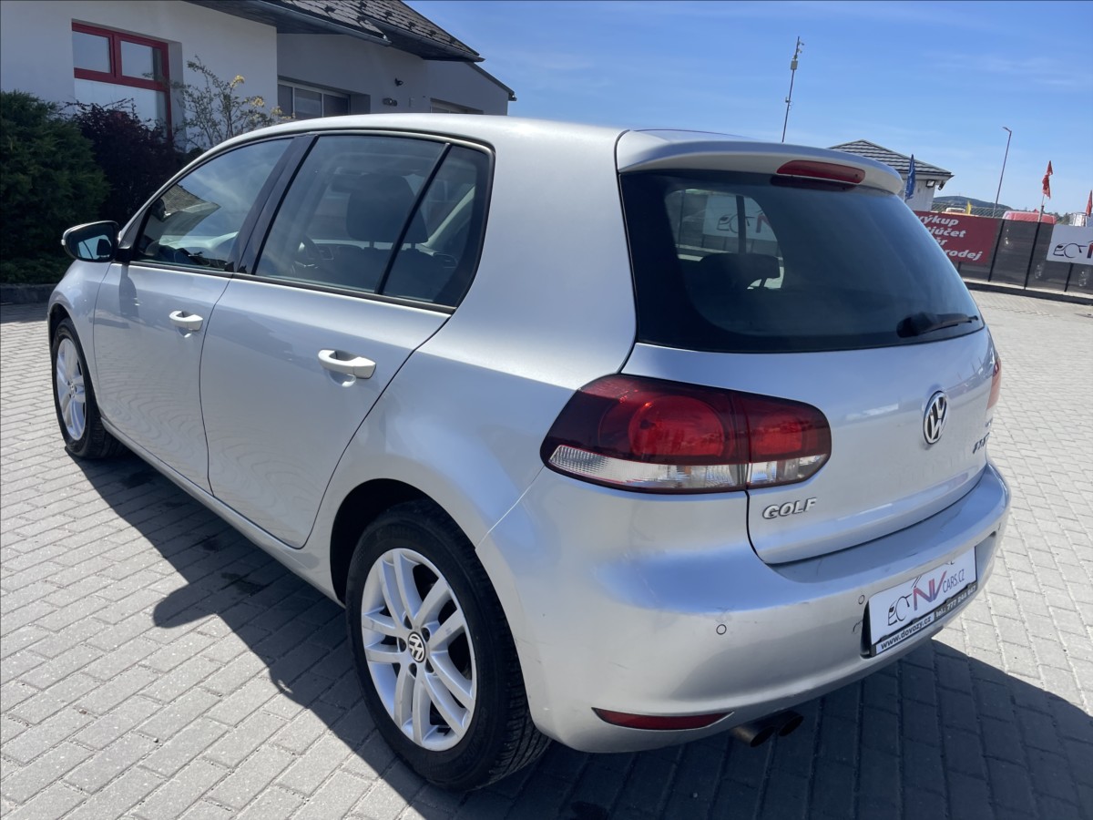 volkswagen-golf-2-0-tdi-140cv-dsg-highline-bez-koroze - 2