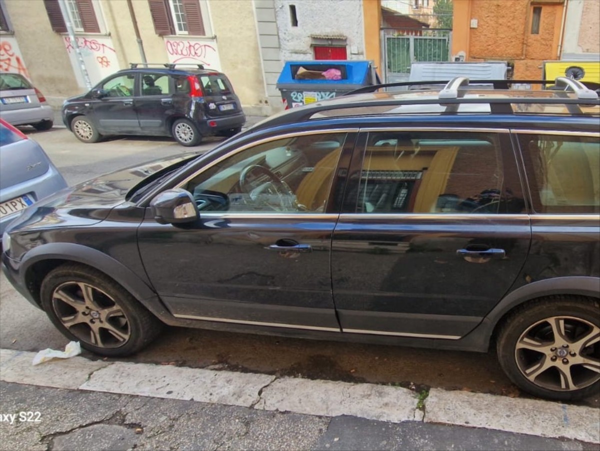 volvo-xc70-2-4-d5-geartronic-summum-awd - 1