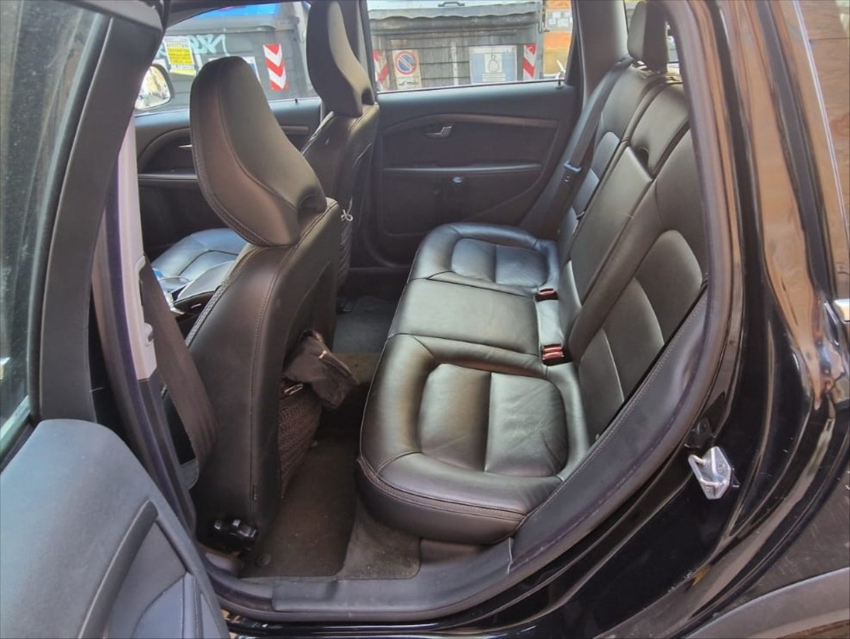 volvo-xc70-2-4-d5-geartronic-summum-awd - 7