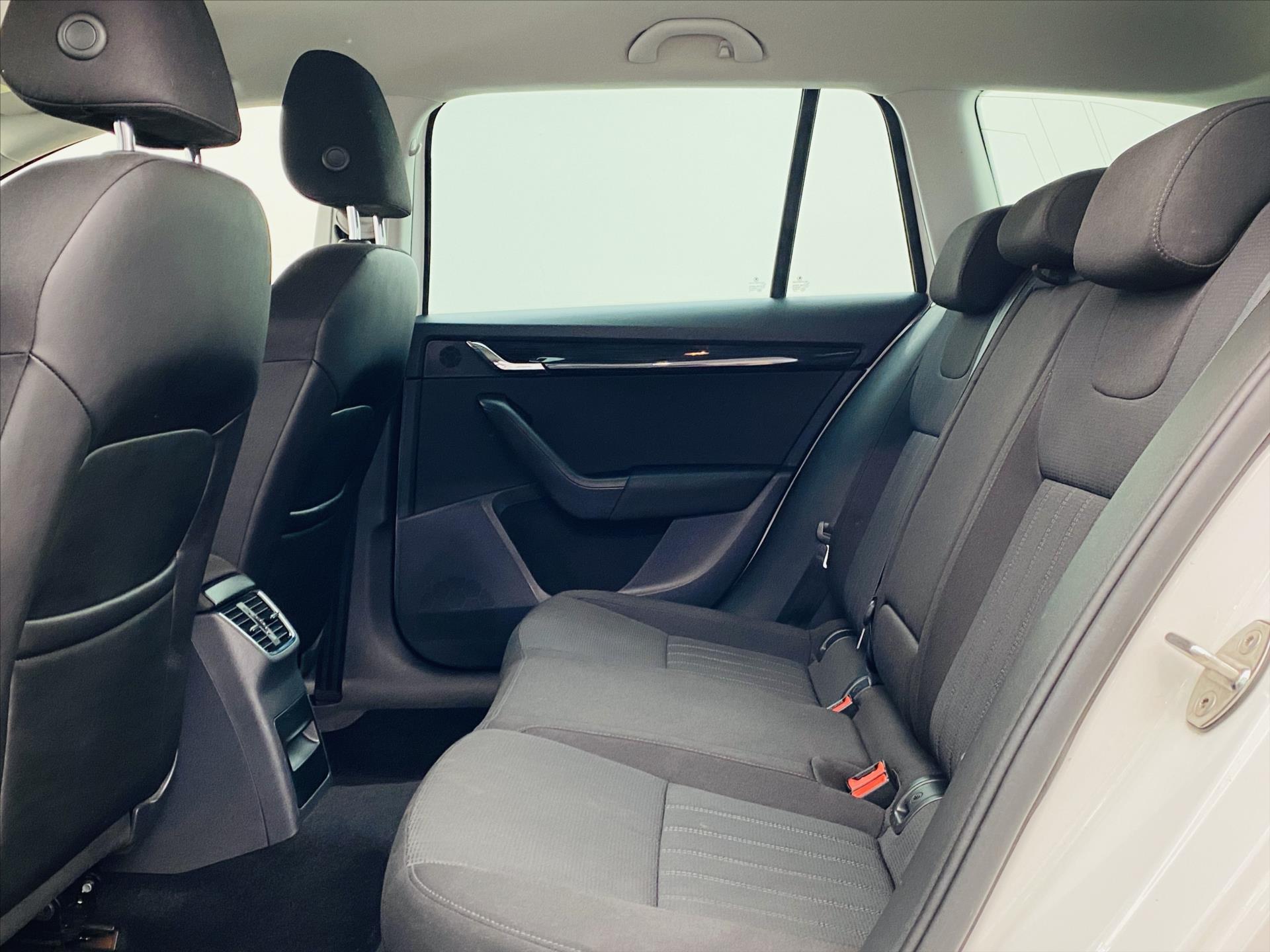 skoda-octavia-1-5-g-tec-96kw-dsg-style - 5