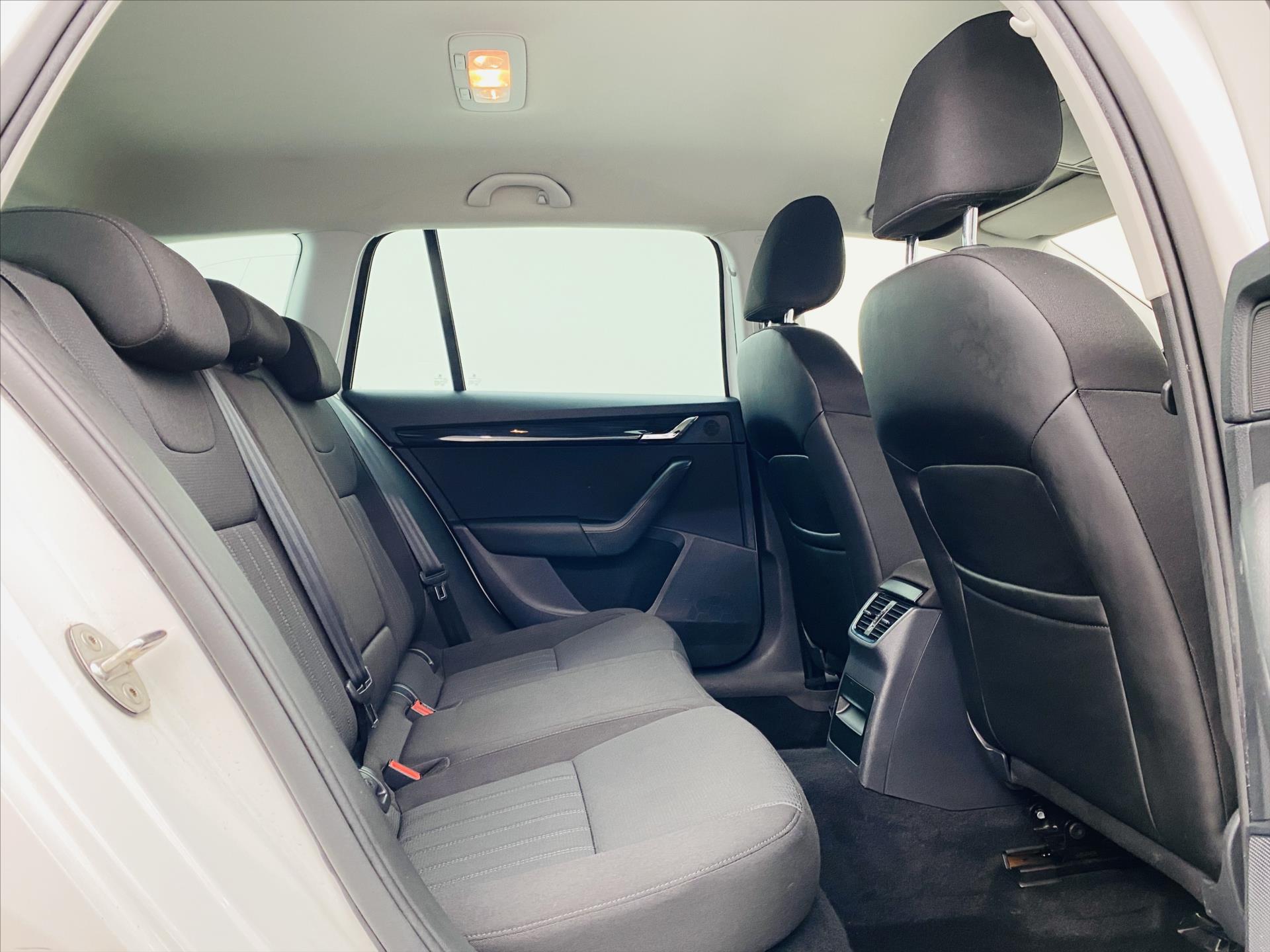 skoda-octavia-1-5-g-tec-96kw-dsg-style - 6