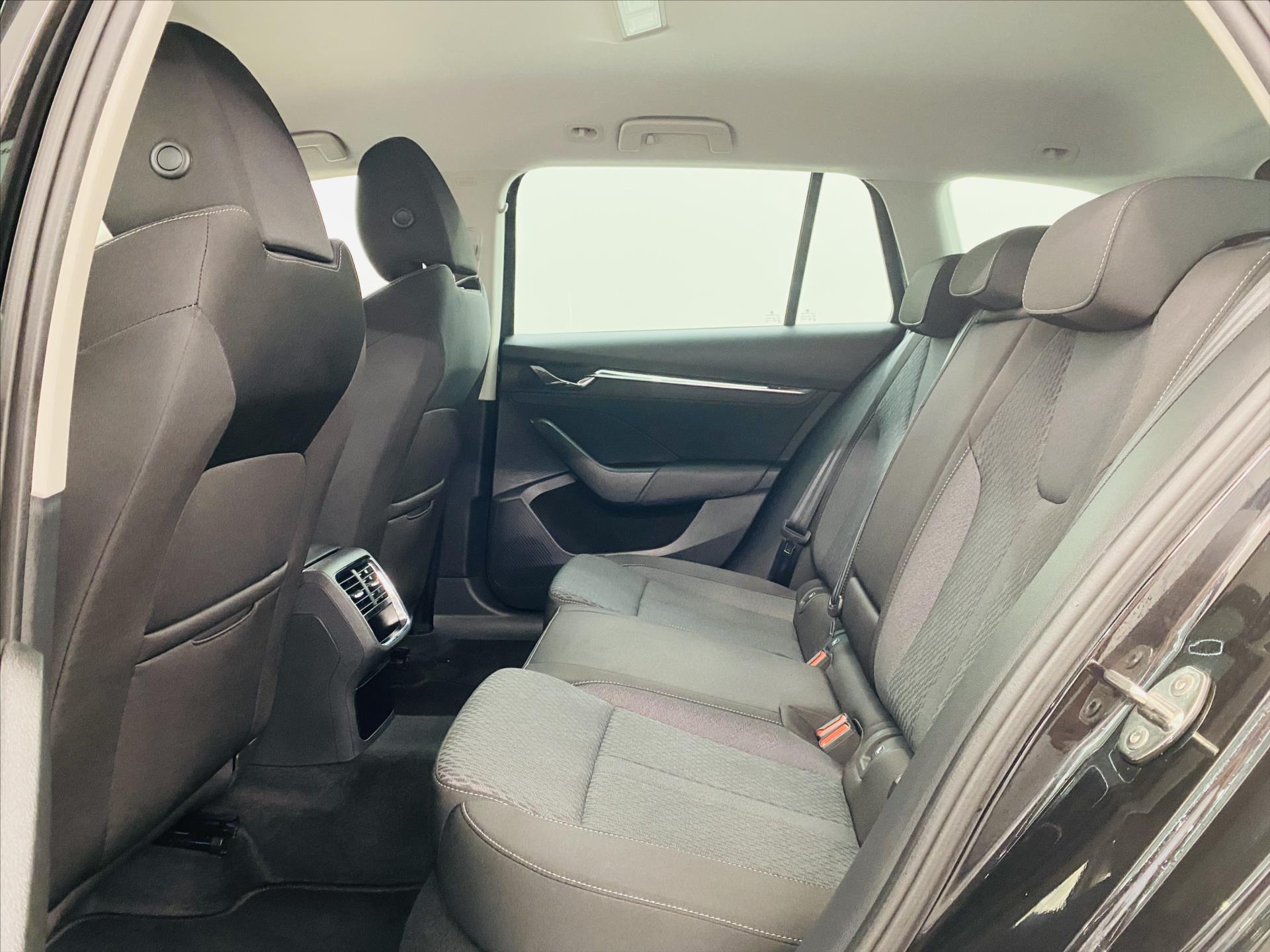 skoda-octavia-2-0-tdi-dsg-110-kw-style - 5