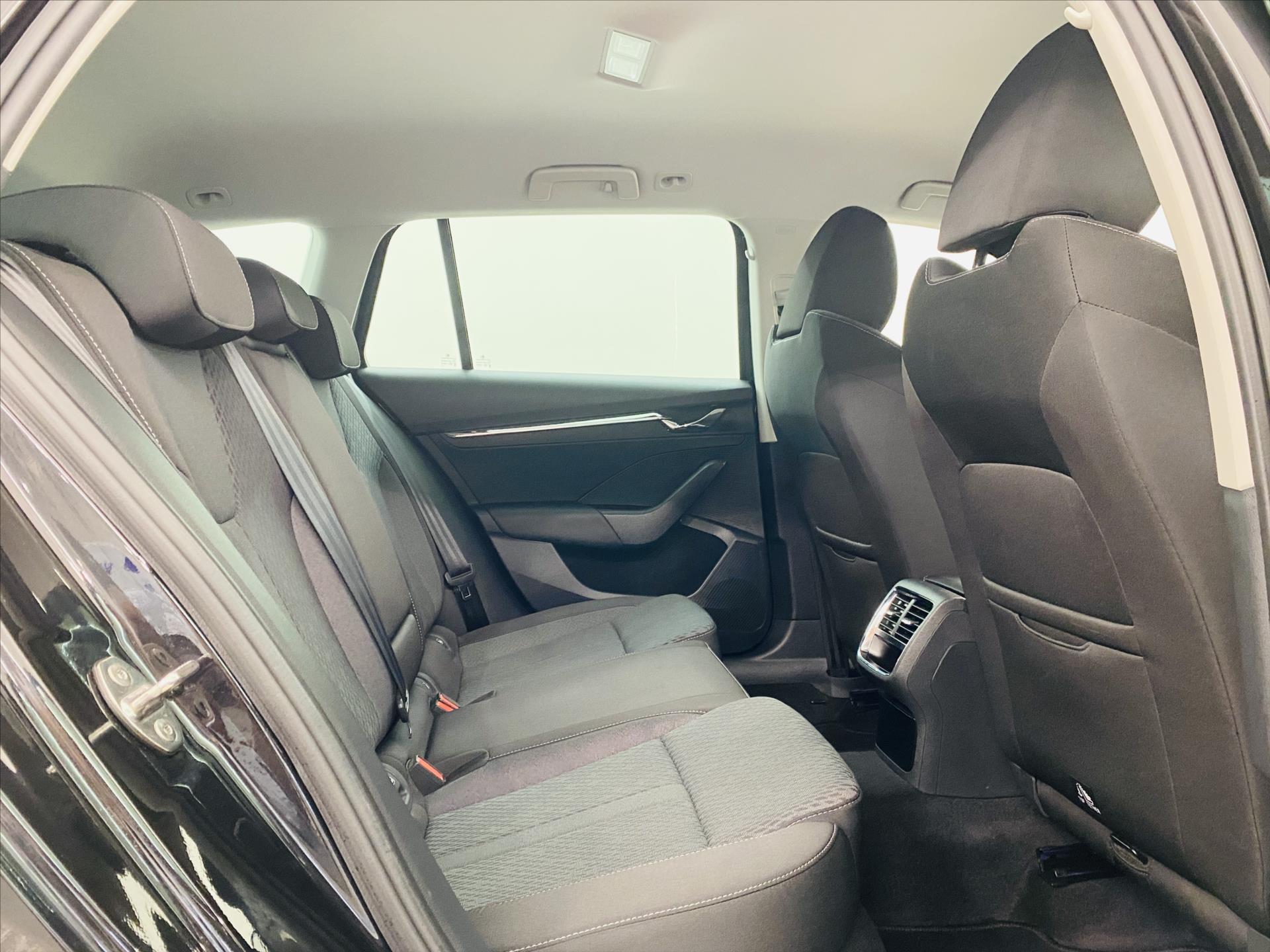 skoda-octavia-2-0-tdi-dsg-110-kw-style - 6