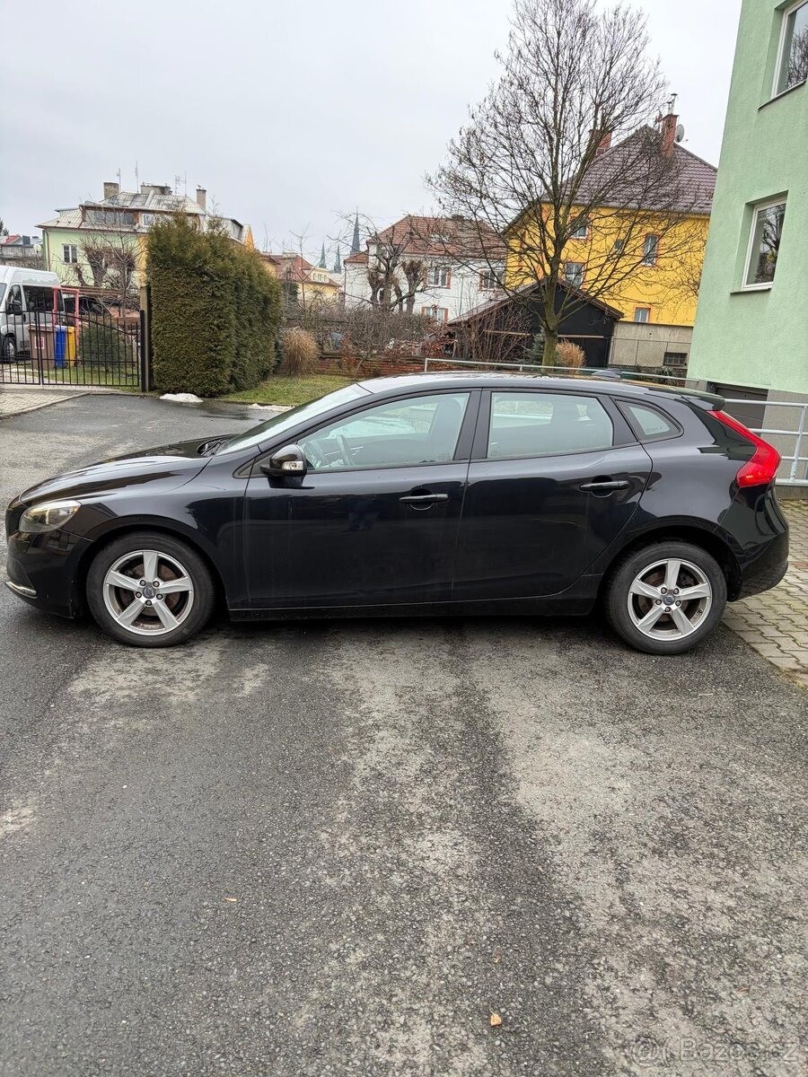 volvo-v40-1-6-prodam - 1