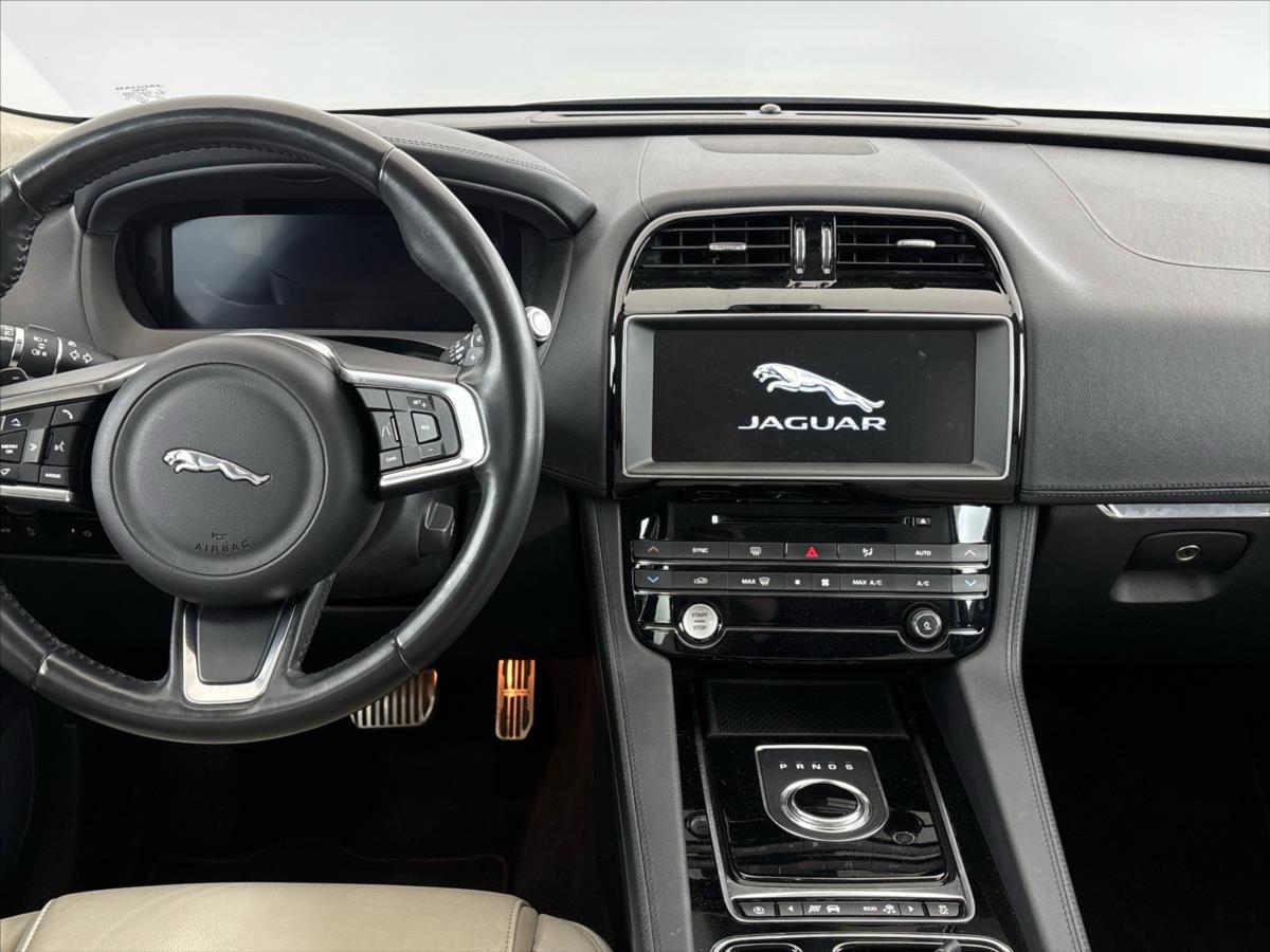jaguar-f-pace-2-0-20d-8at-rwd - 4