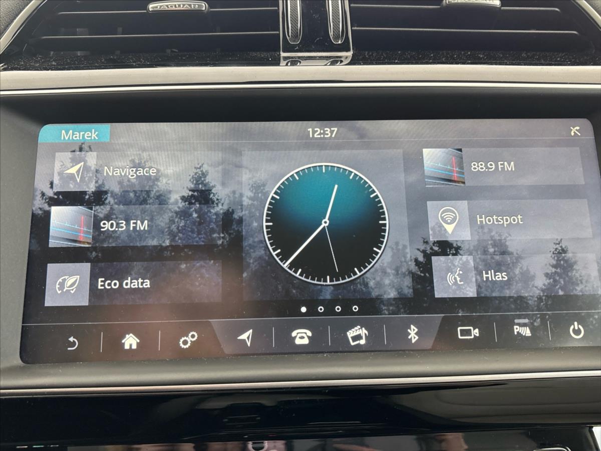 jaguar-f-pace-2-0-20d-8at-rwd - 9