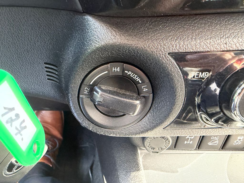 toyota-hilux-active-2-4l-diesel-6m-t-4x4 - 9