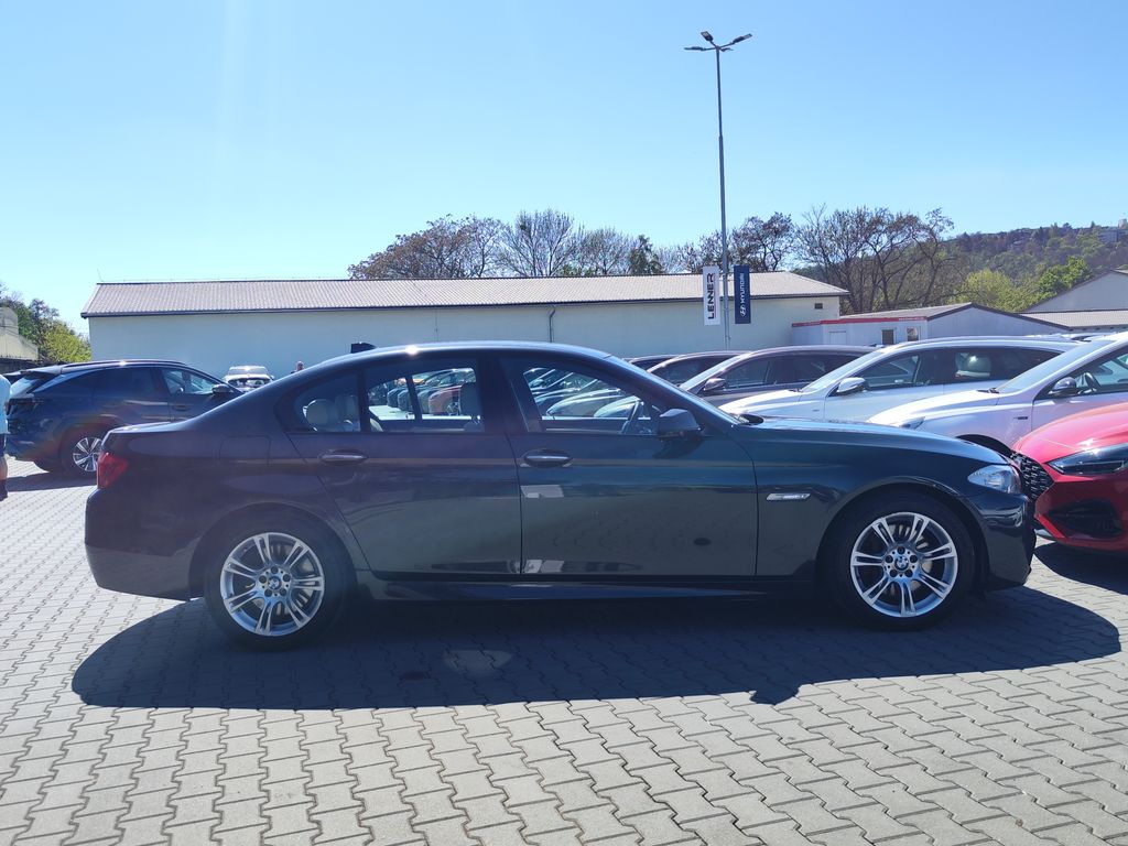 bmw-rada-5-530d-xdrive-m-paket-cr-1-maj - 3