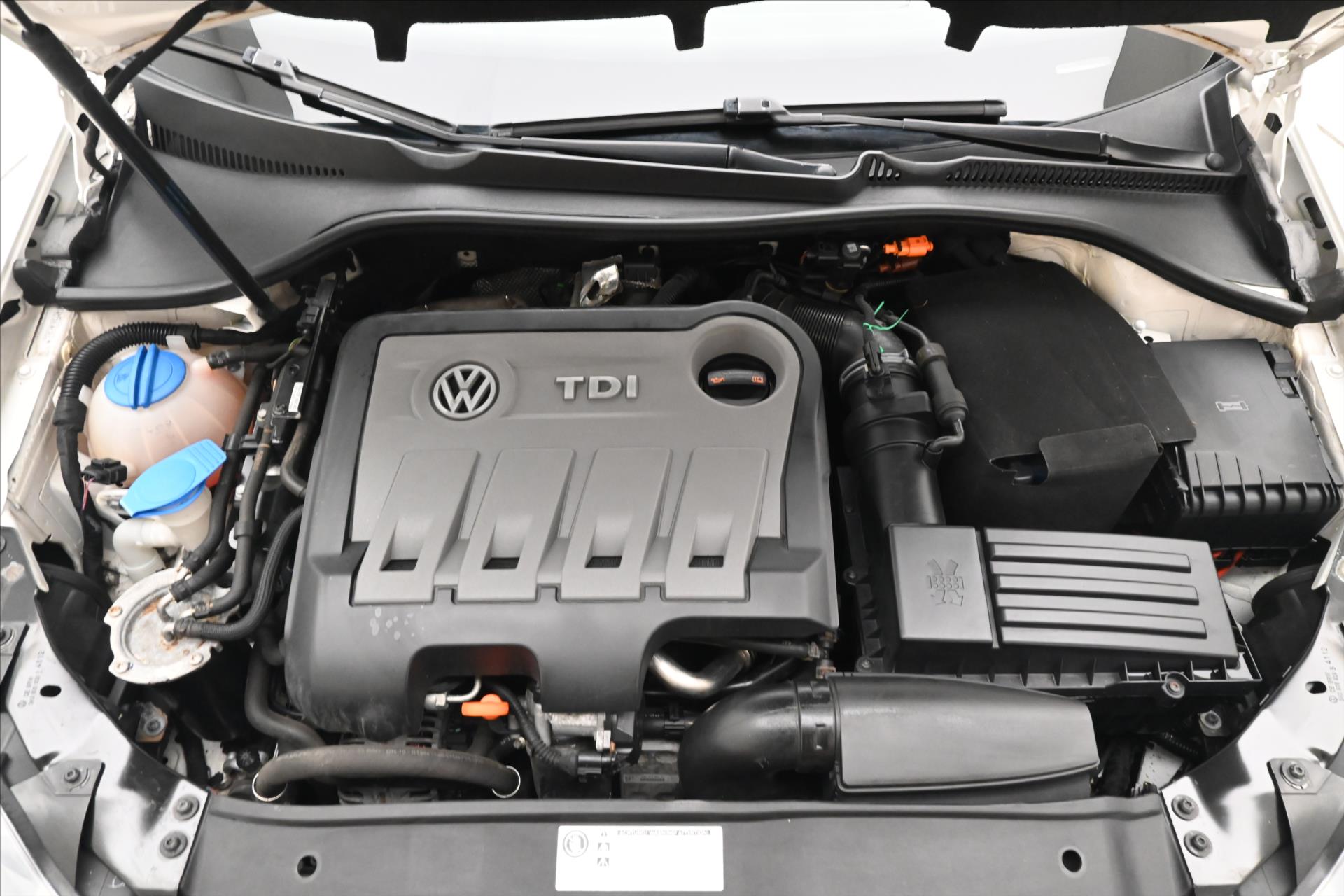 volkswagen-golf-2-0-tdi-110-kw-trendline-zaruka-az-5-let - 8