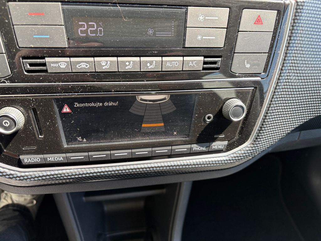 volkswagen-up-1-0-55kw-klima-vyhrevy - 9