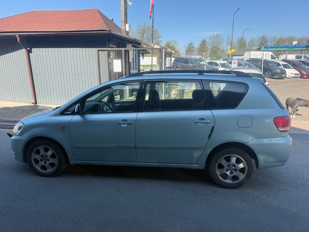 toyota-avensis-verso - 1