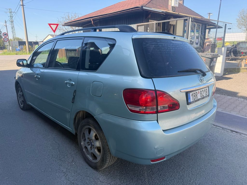 toyota-avensis-verso - 2