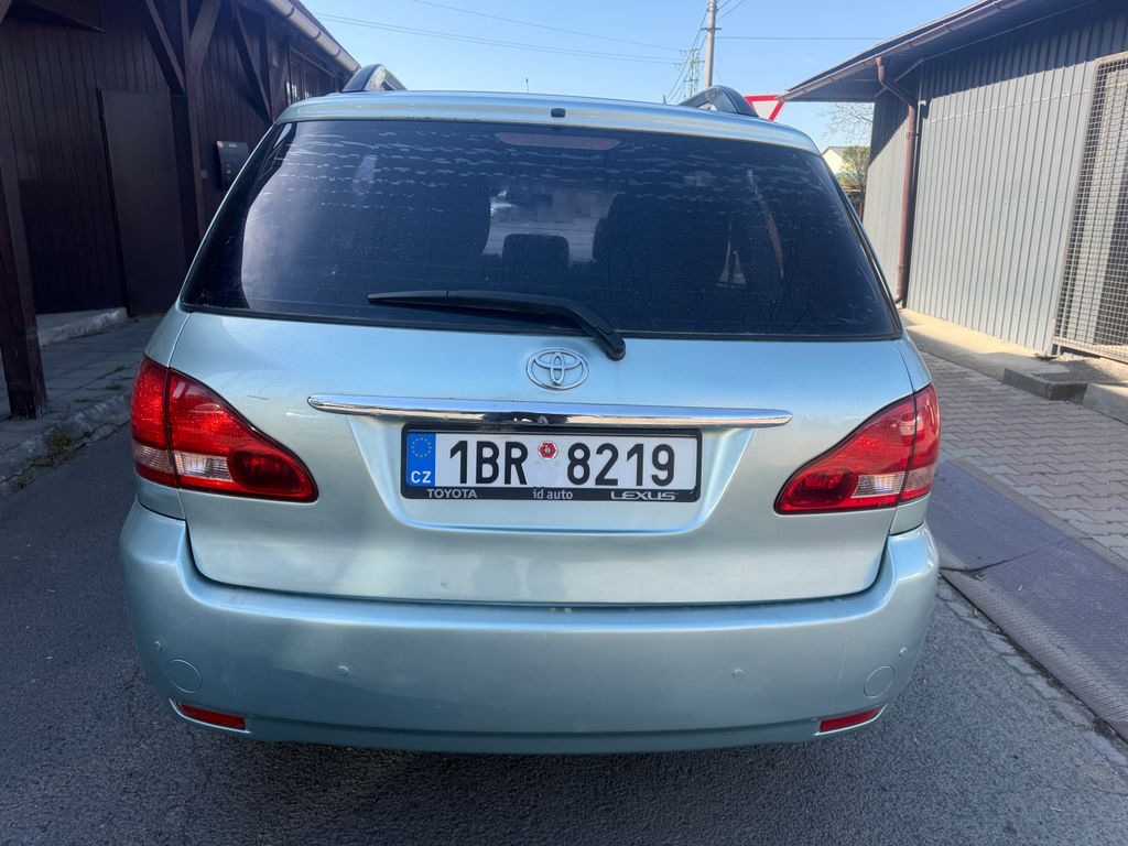 toyota-avensis-verso - 3
