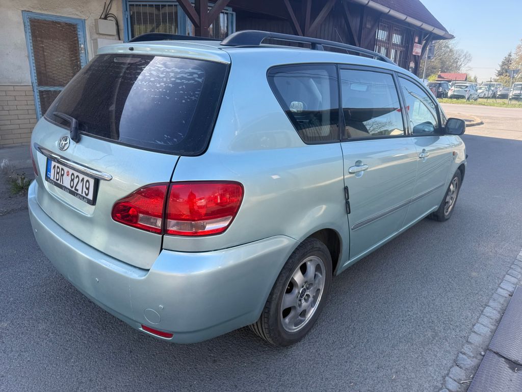 toyota-avensis-verso - 4
