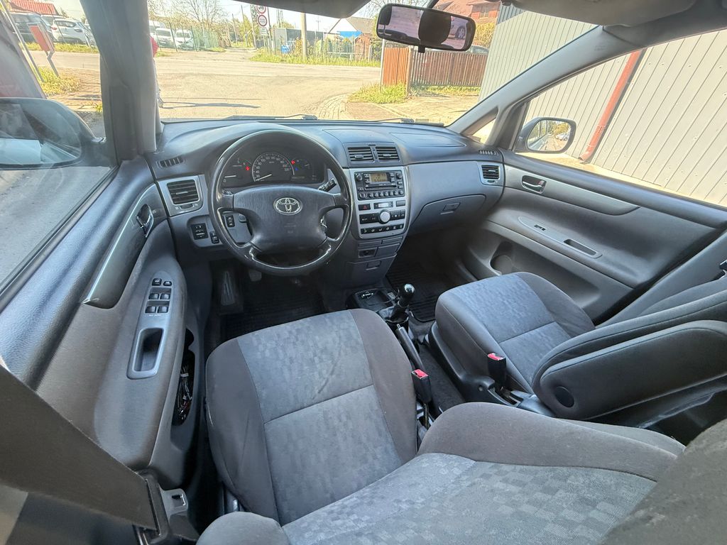 toyota-avensis-verso - 7