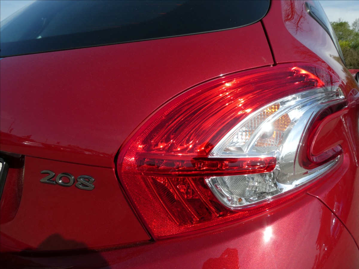 peugeot-208-1-2-i-60kw-1-majitel-serviska - 9