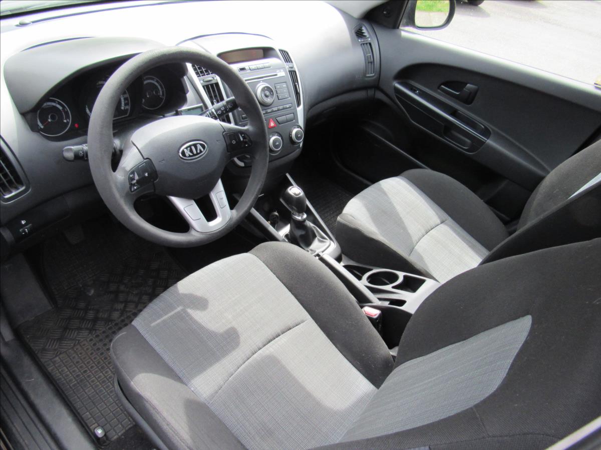 kia-ceed-1-6-crdi-66kw-combi - 8