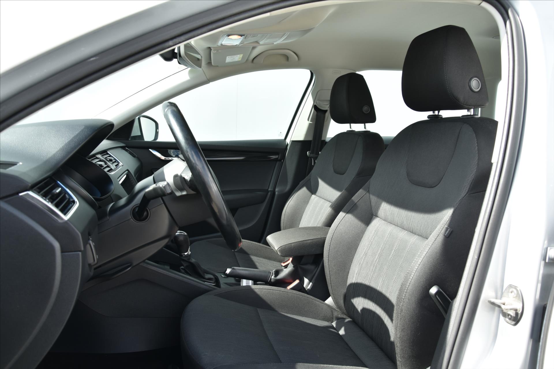 skoda-octavia-1-6-tdi-85kw-dsg-led-navi-cr - 9