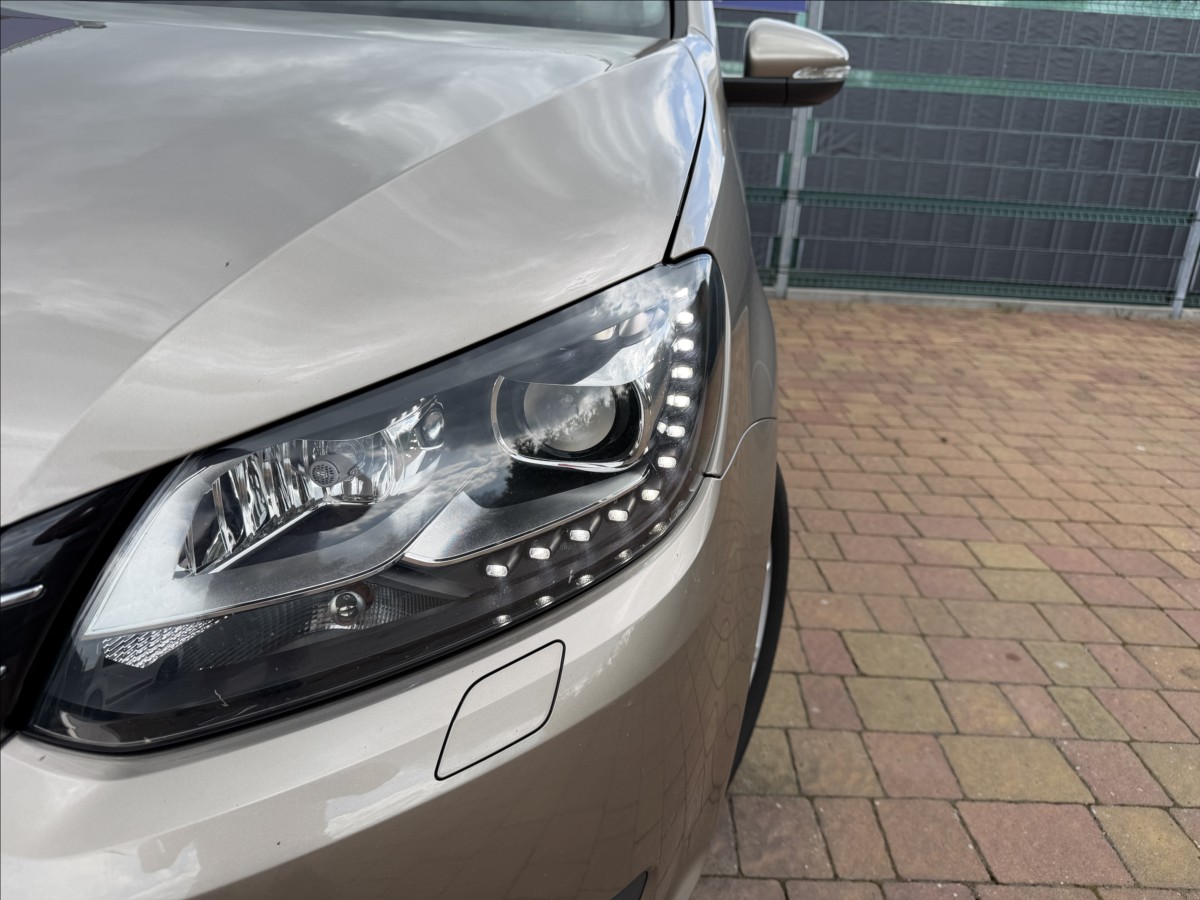 volkswagen-touran-1-6-tdi-comfortline-panorama-bi-xenon - 4