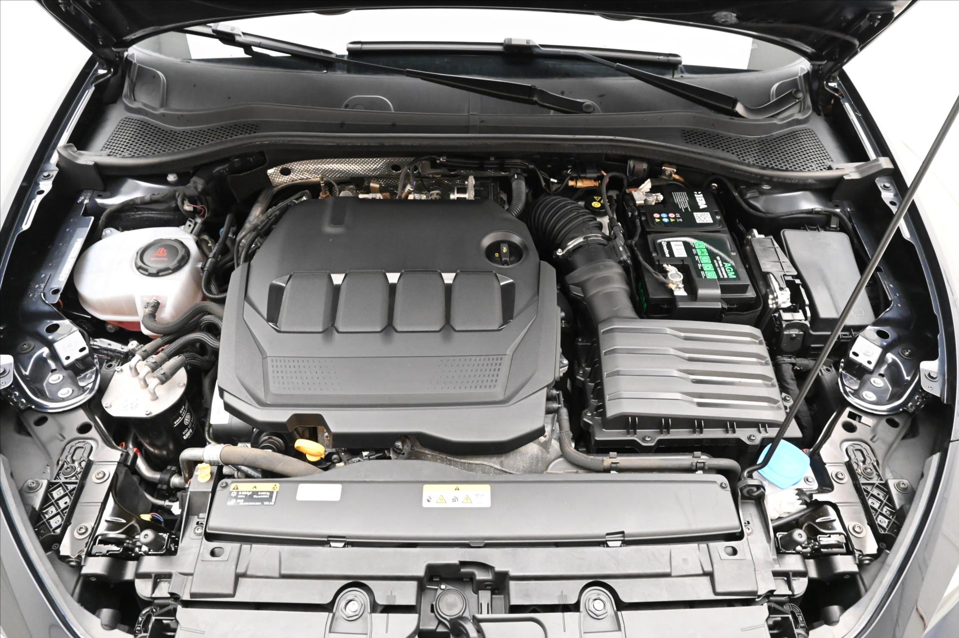 seat-leon-2-0-tdi-110kw-dsg-style-zaruka-az-5-let - 8