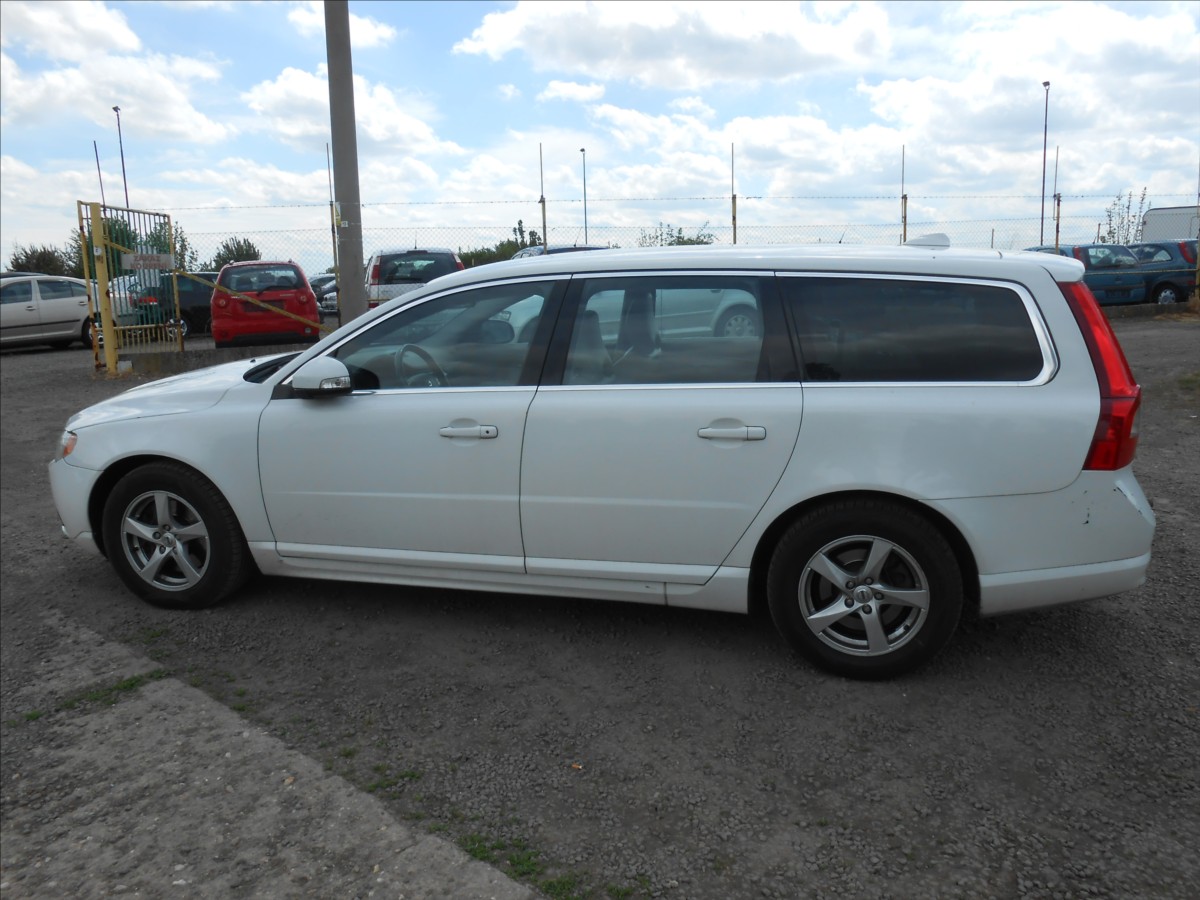 volvo-v70-2-4-d-5-awd-136-kw-digiklima - 8