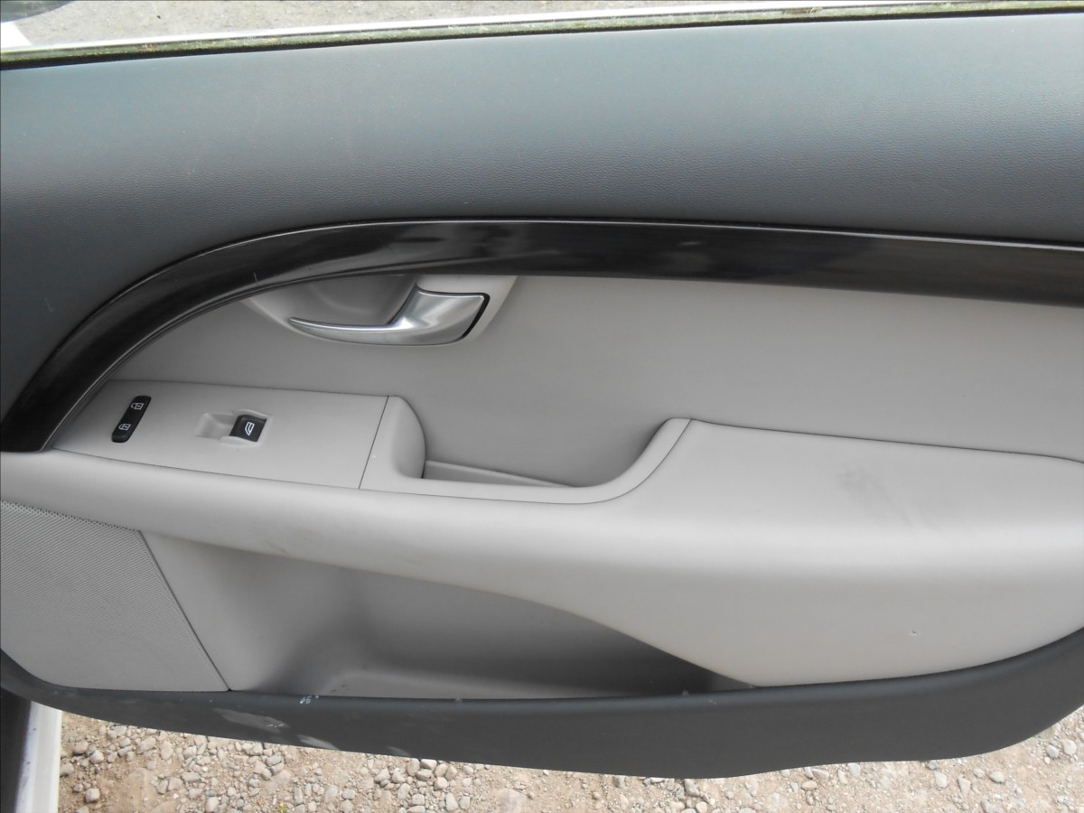 volvo-v70-2-4-d-5-awd-136-kw-digiklima - 9