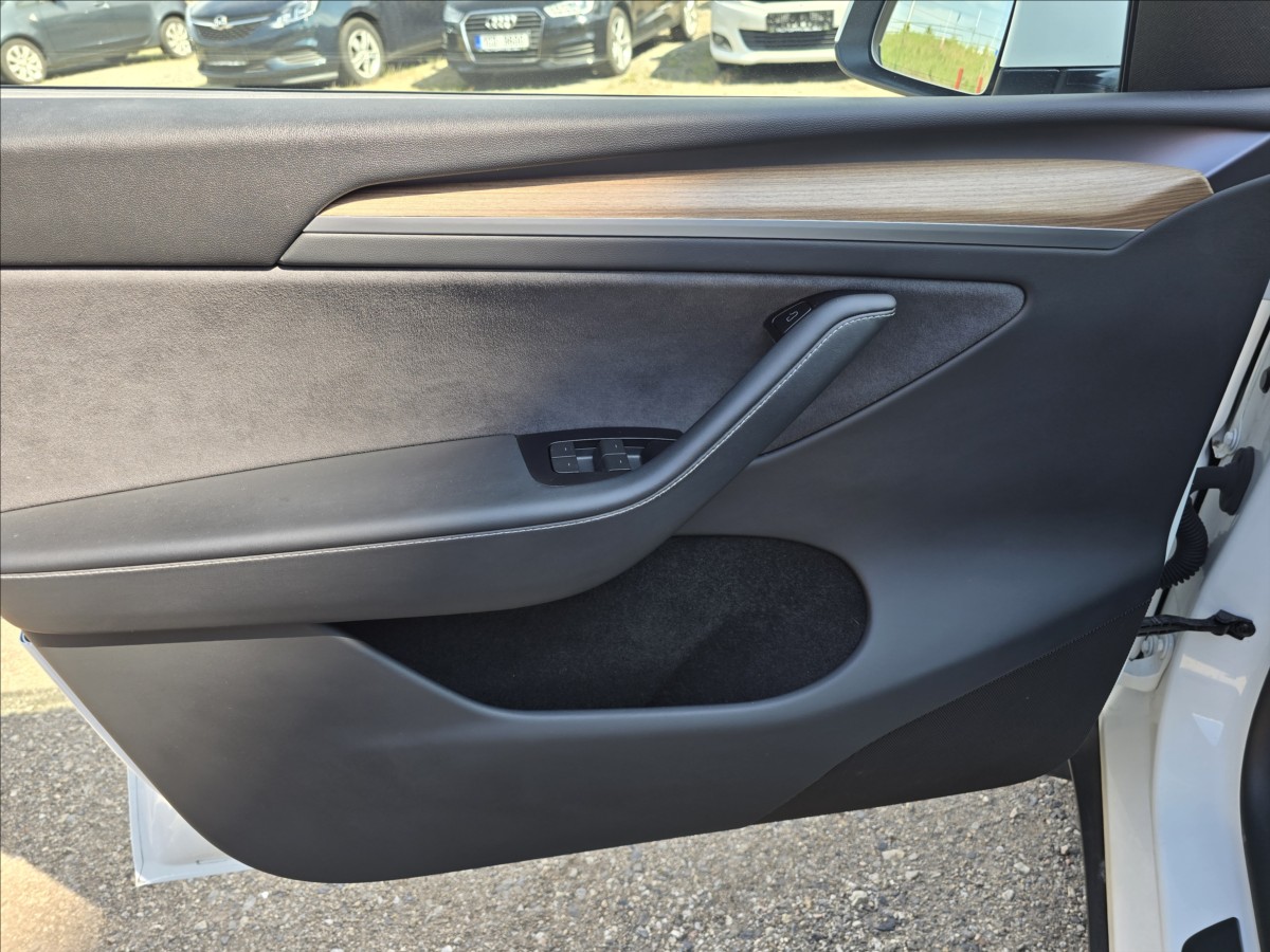 tesla-model-y-longrange-awd-tazne-berlin - 9