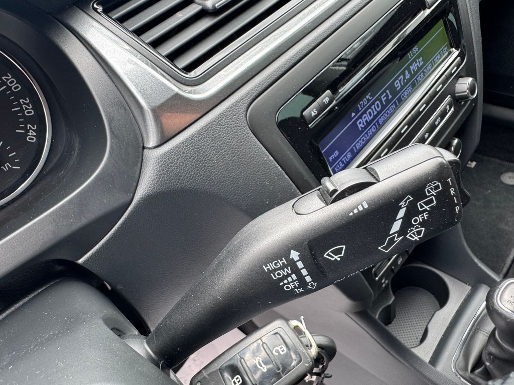 skoda-rapid-spb-1-2-tsi-ambition - 9