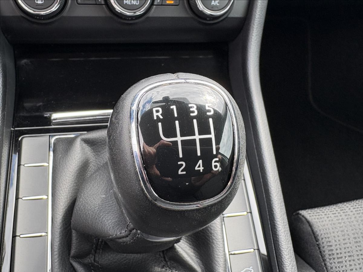 skoda-superb-1-6-tdi-88kw-xenon-acc-vyhrev - 8