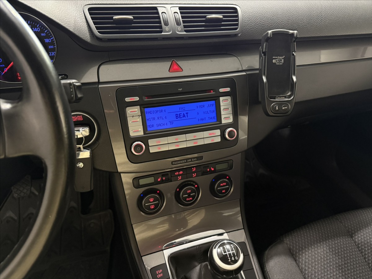 volkswagen-passat-1-6-i-klima-vyhrev-po-stk - 8