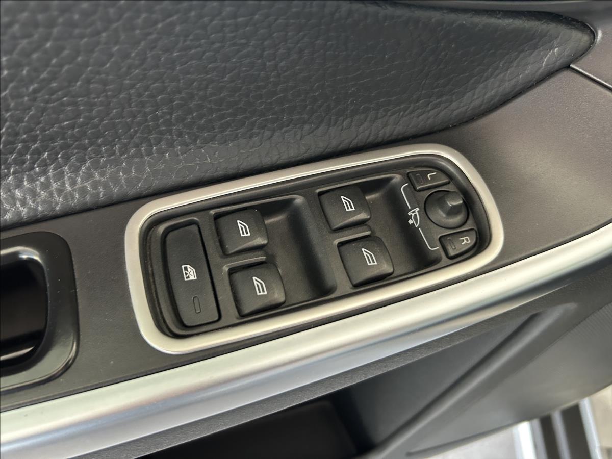 volvo-xc60-2-4-d5-4x4-tazne-serviska - 8