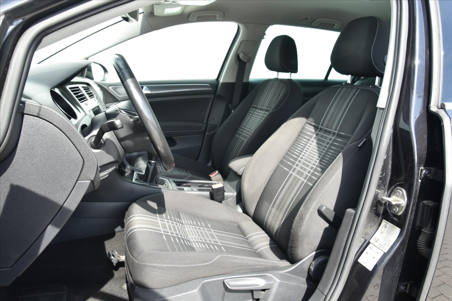 volkswagen-golf-2-0tdi-110kw-lounge-comfort - 9