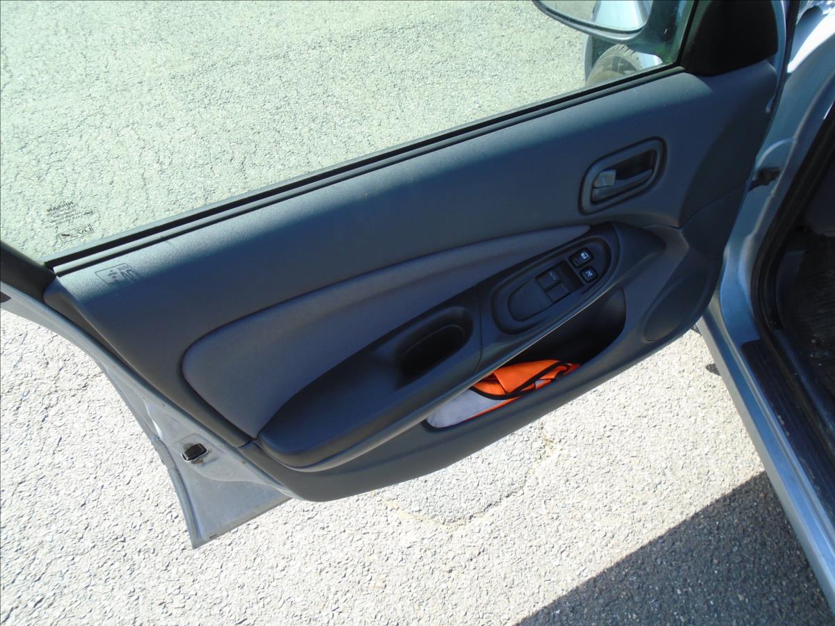 nissan-almera-1-5 - 8