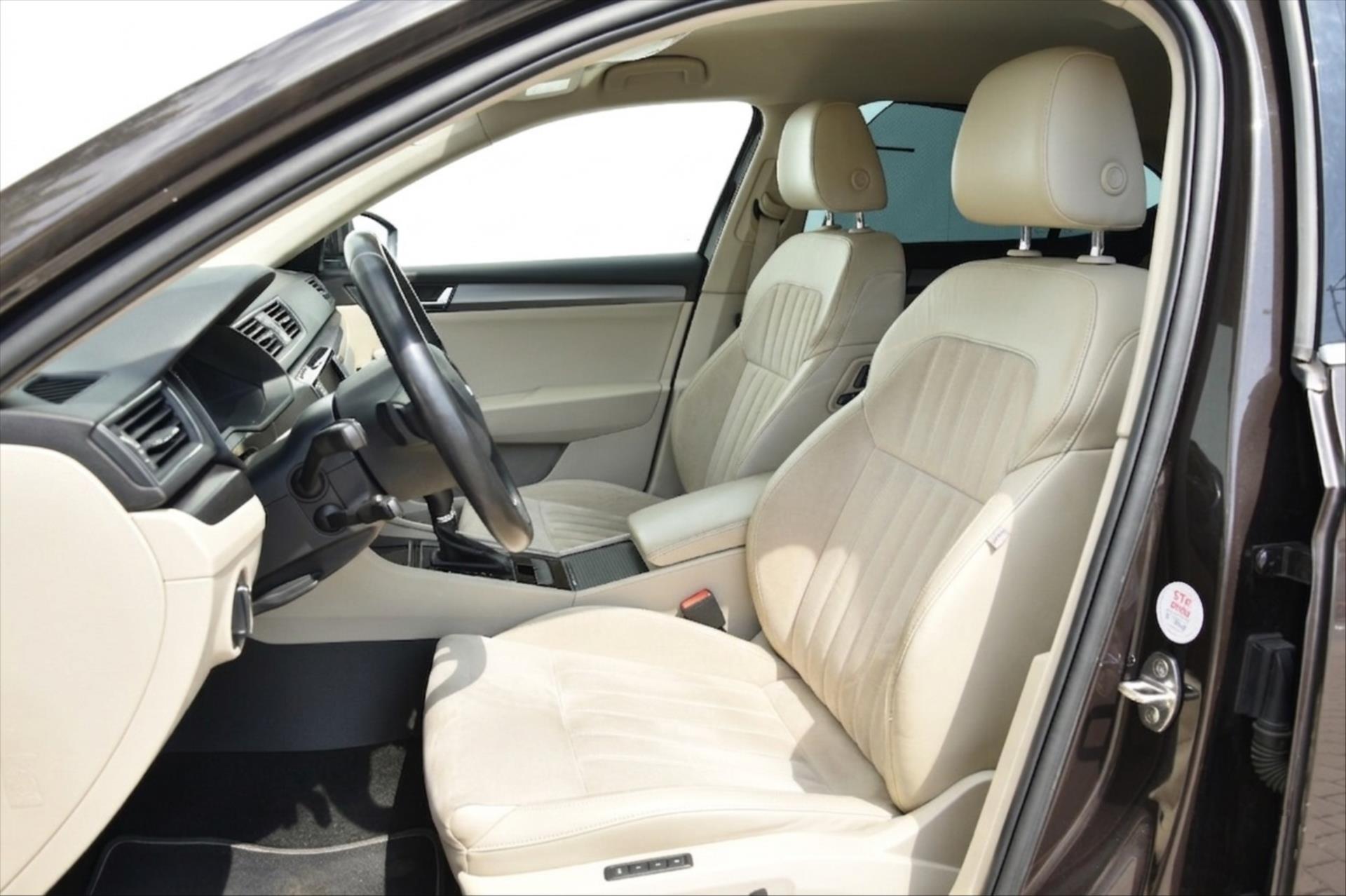 skoda-superb-2-0-tsi-206kw-dsg-4x4-style-cr - 9
