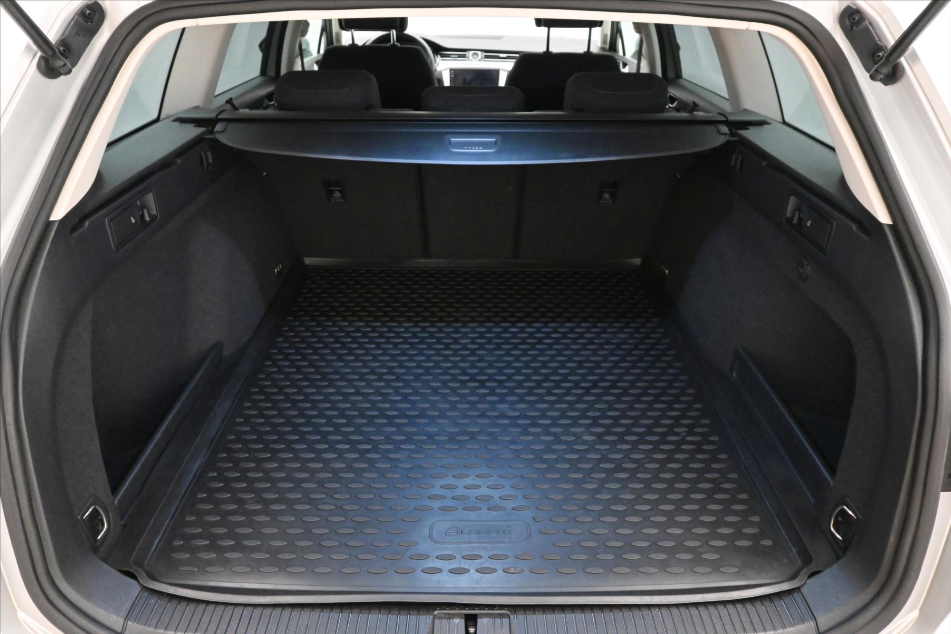 volkswagen-passat-2-0-tdi-110-kw-navigace-zaruka-az-5-let - 9