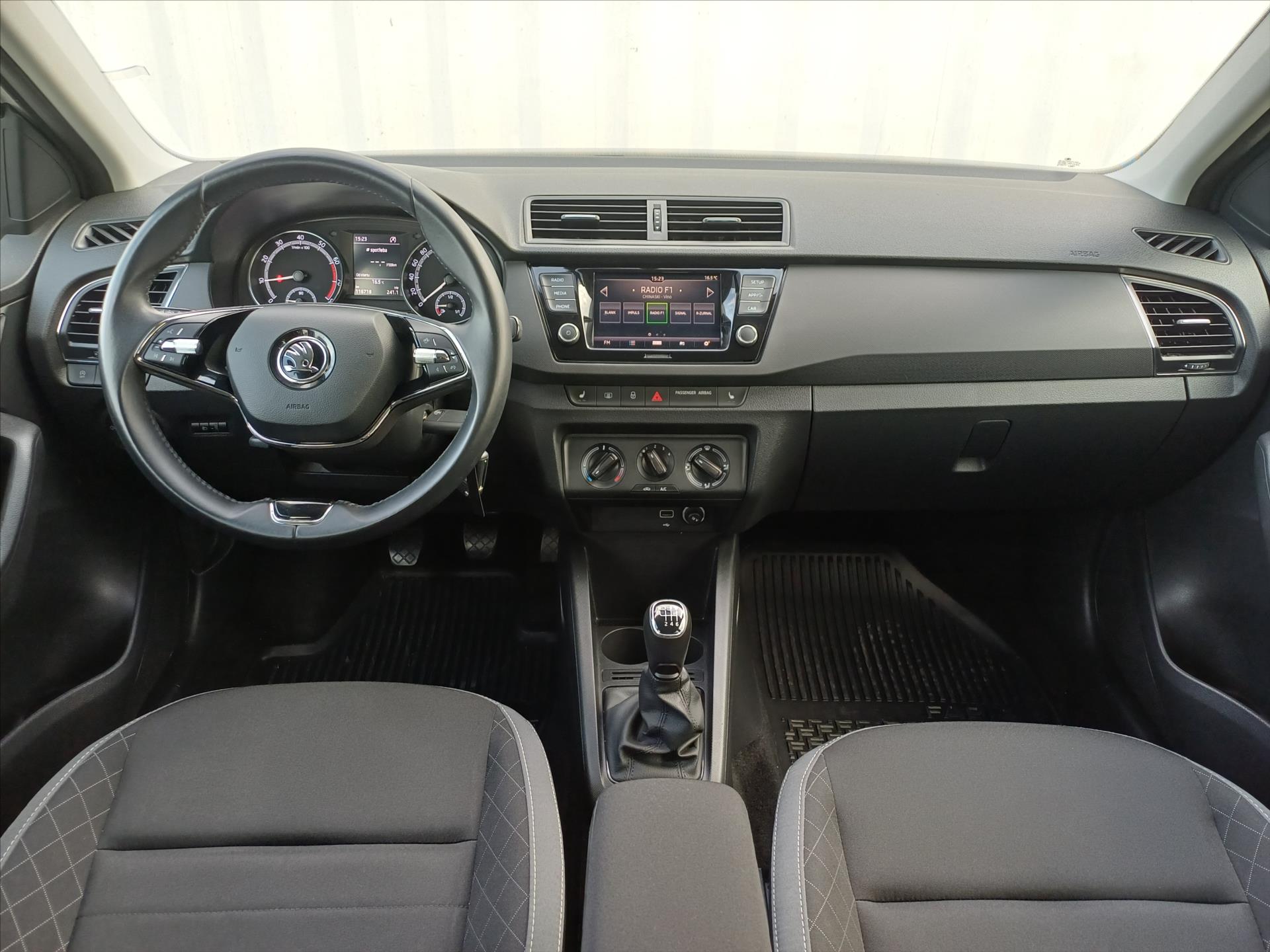 skoda-fabia-1-0-tsi-81kw-ambiente-drive - 3
