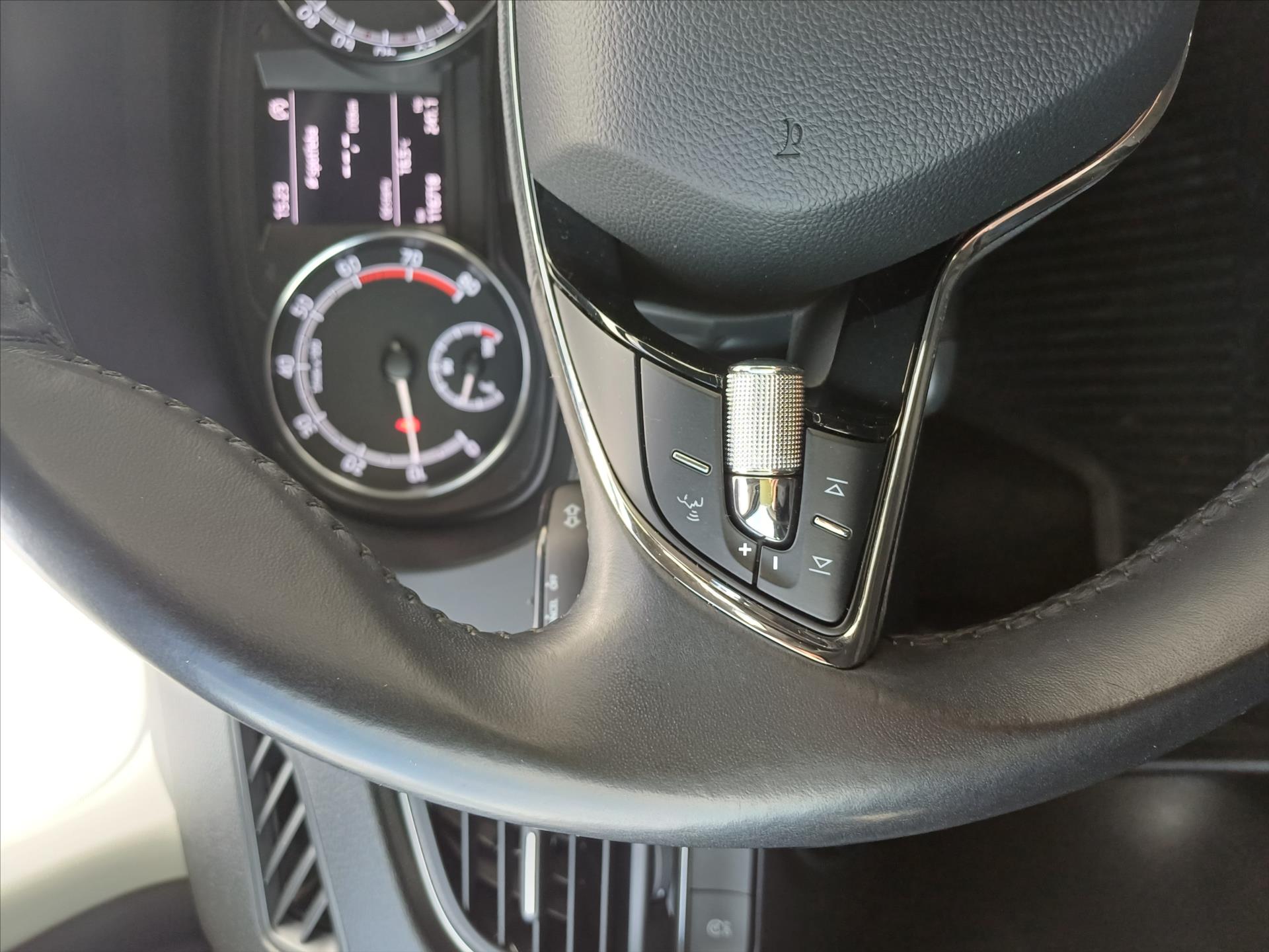 skoda-fabia-1-0-tsi-81kw-ambiente-drive - 5