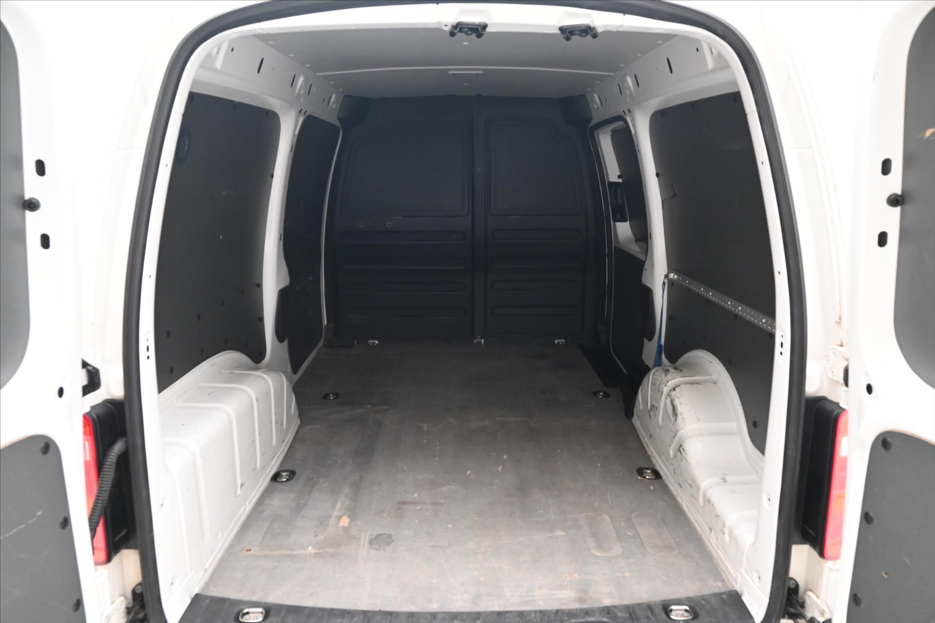volkswagen-caddy-2-0-tdi-75-kw-maxi-klima-zaruka-az-5-let - 9