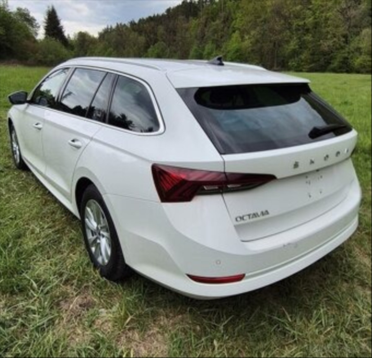 skoda-octavia-1-5-tsi-110-kw-r-v-2022 - 1