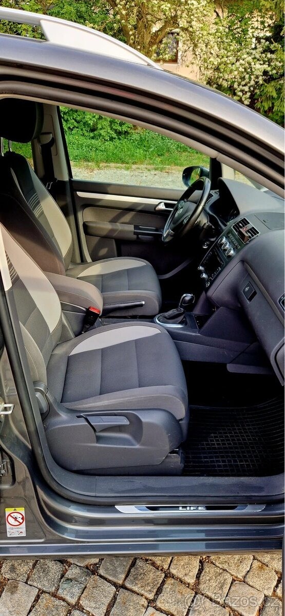 volkswagen-touran-2-0-life-tdi-dsg-7-2013 - 3