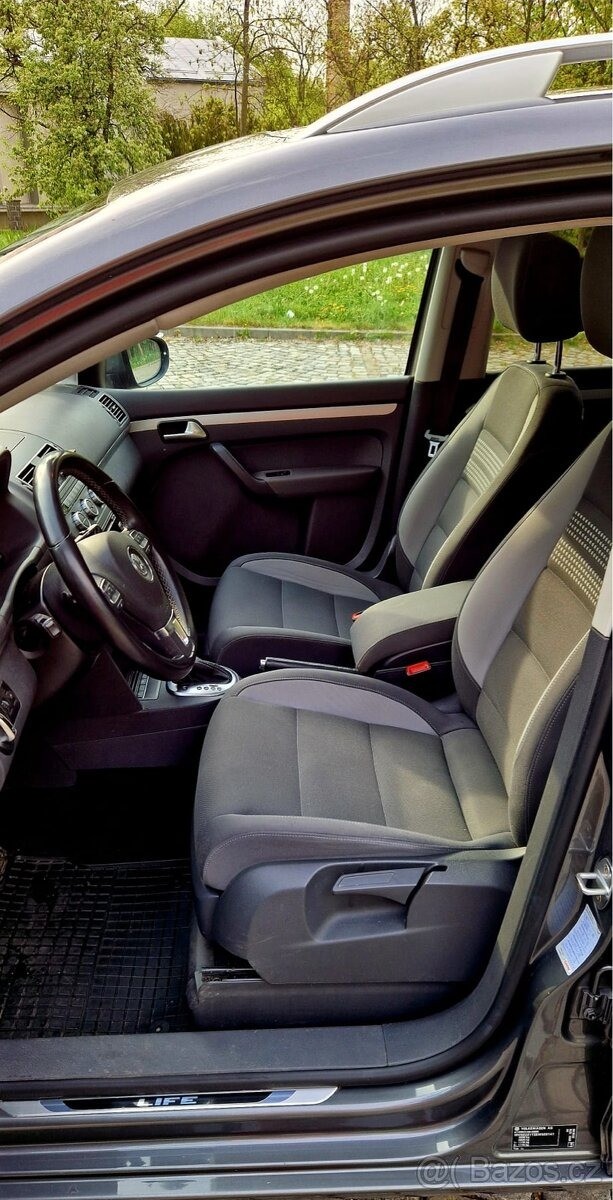 volkswagen-touran-2-0-life-tdi-dsg-7-2013 - 9