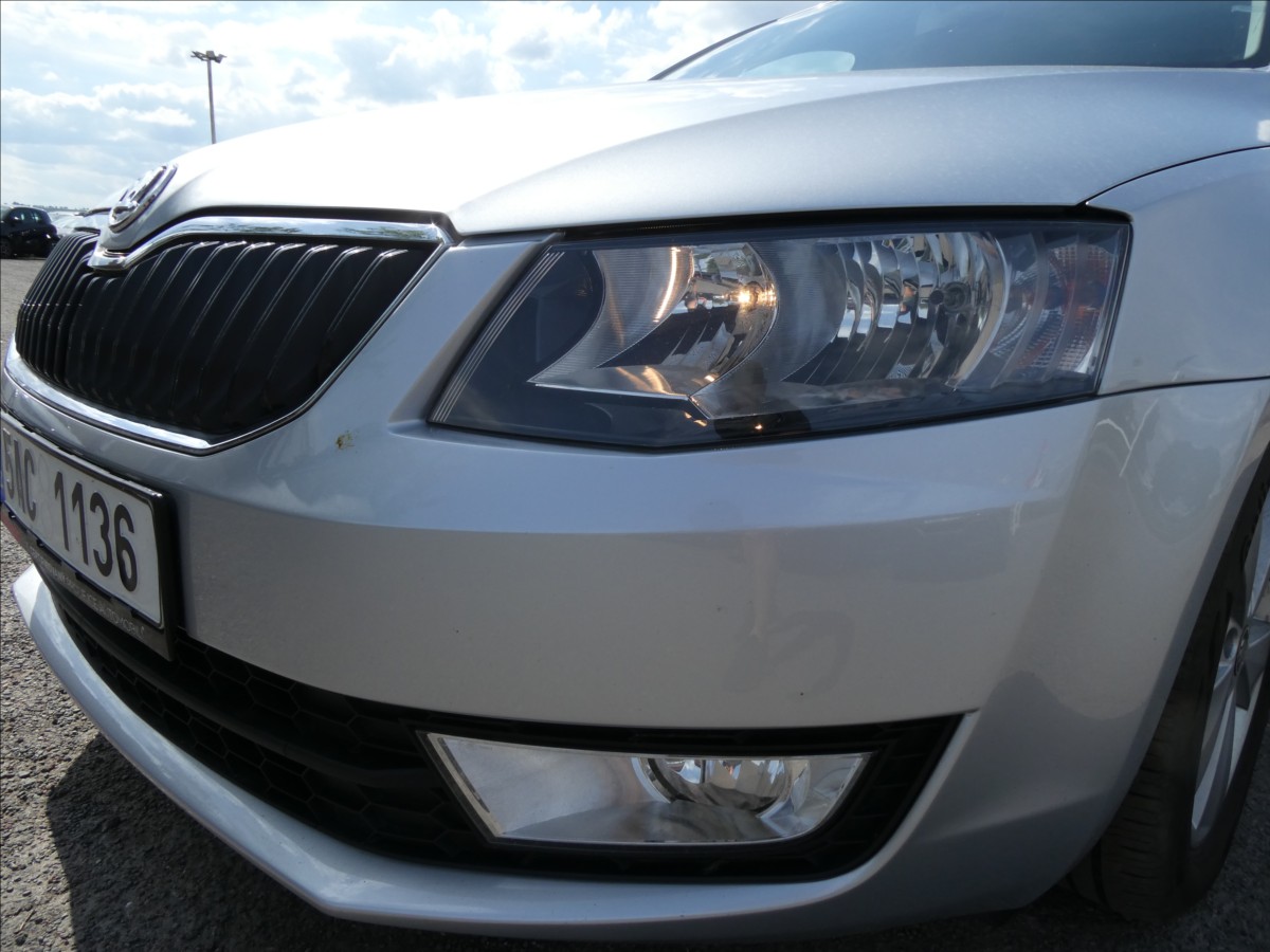 skoda-octavia-1-6-tdi-81kw-style-auto-klima - 3
