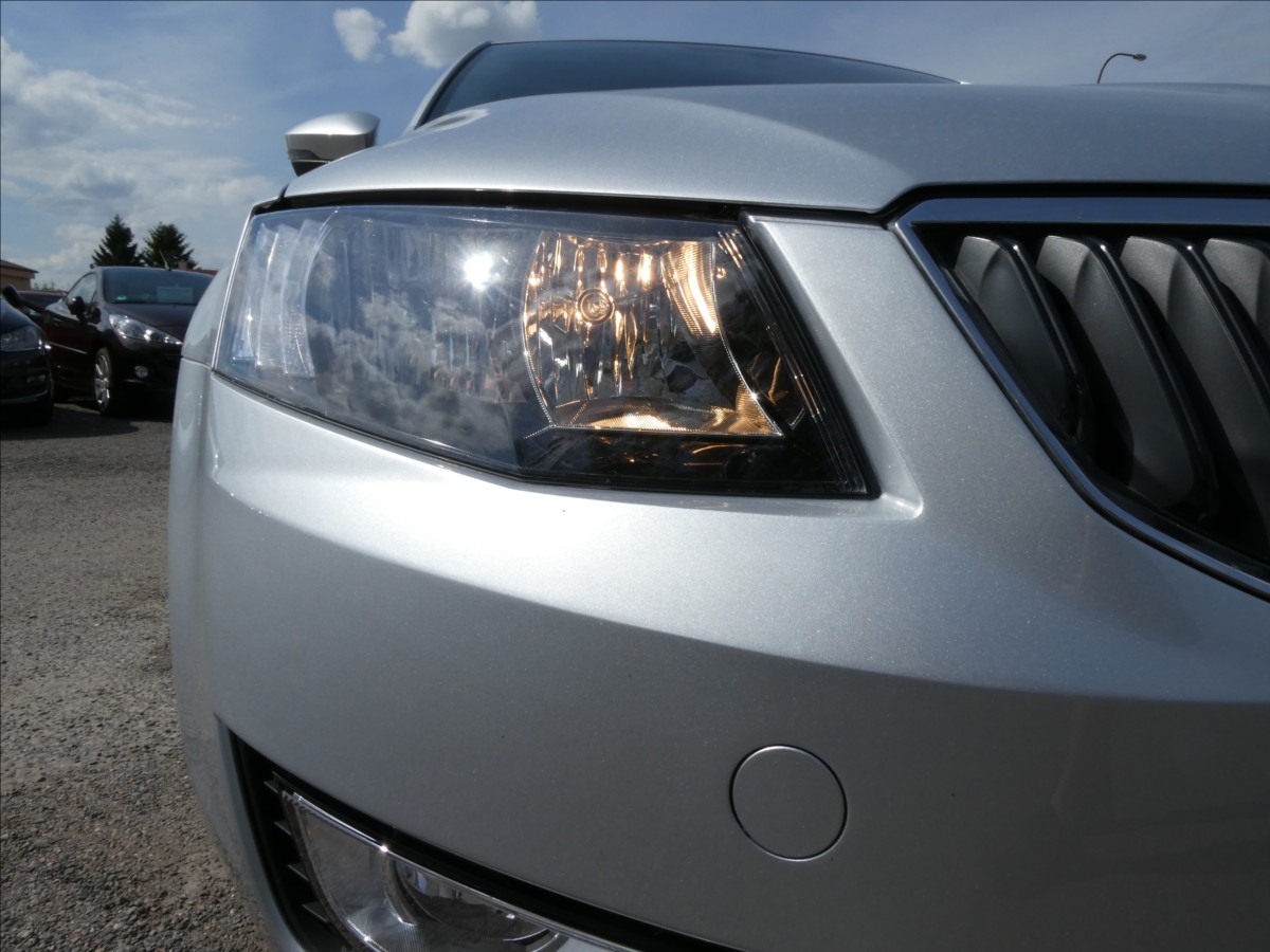 skoda-octavia-1-6-tdi-81kw-style-auto-klima - 4