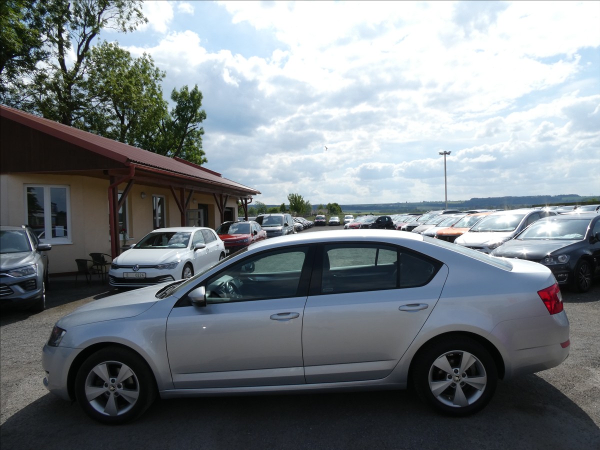 skoda-octavia-1-6-tdi-81kw-style-auto-klima - 5