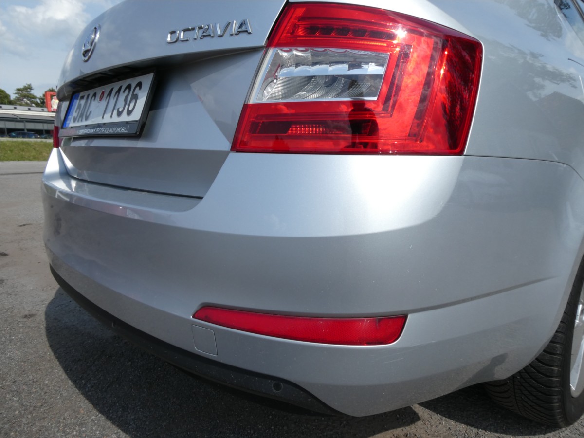 skoda-octavia-1-6-tdi-81kw-style-auto-klima - 9
