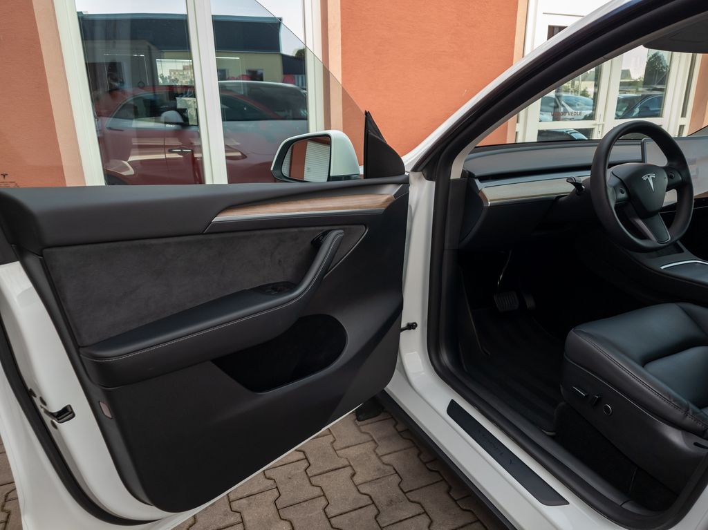 tesla-model-y-standard-plus-rwd-220kw-soh-95 - 8
