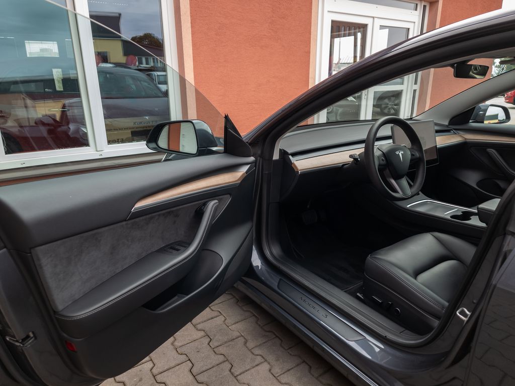 tesla-model-3-long-range-dual-motor-366kw-so-rezervace - 8