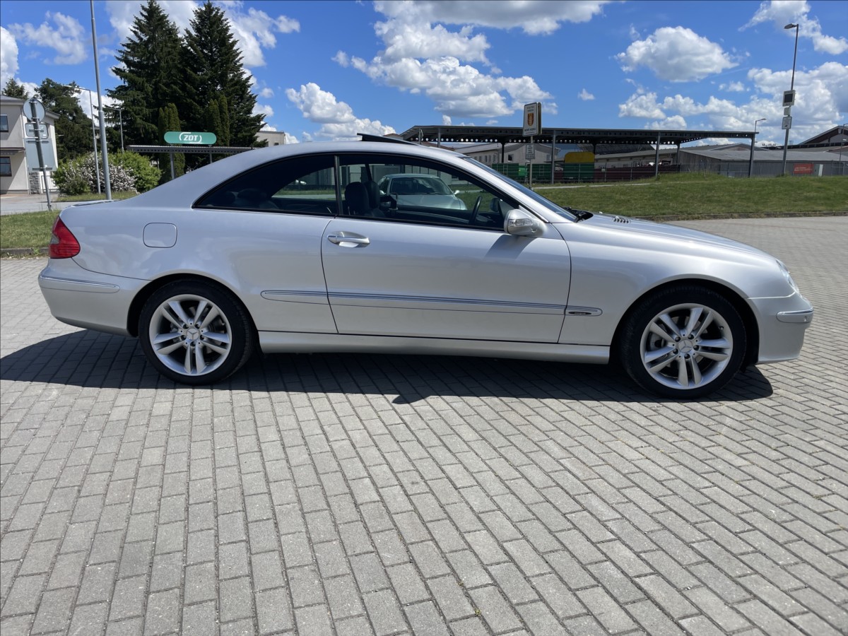 mercedes-benz-clk-3-0-i-v6-170kw-ambiente-top-stav-nove-rozvody - 4