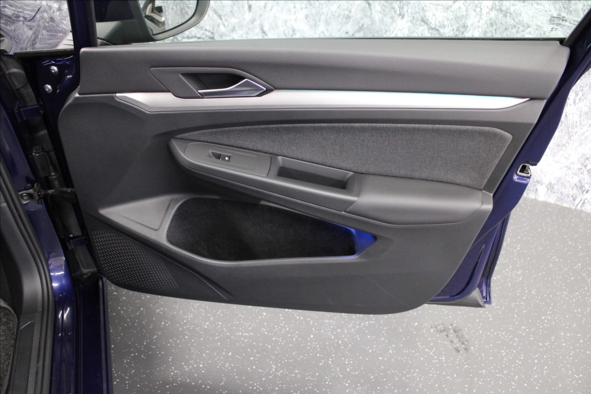 volkswagen-golf-1-0-tsi-life-1-majitel-cz - 8