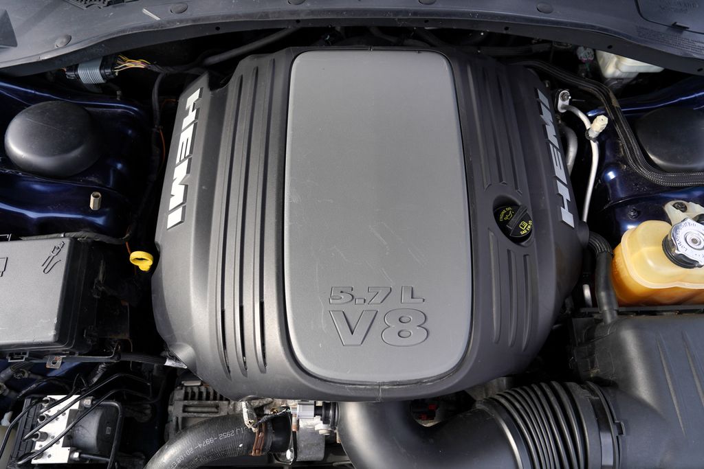 dodge-charger-5-7-v8-hemi-kuze-at-375-ps - 9